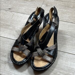 B.O.C Comfort Wedge Slingback Sandals in Black and Metallic Size 10